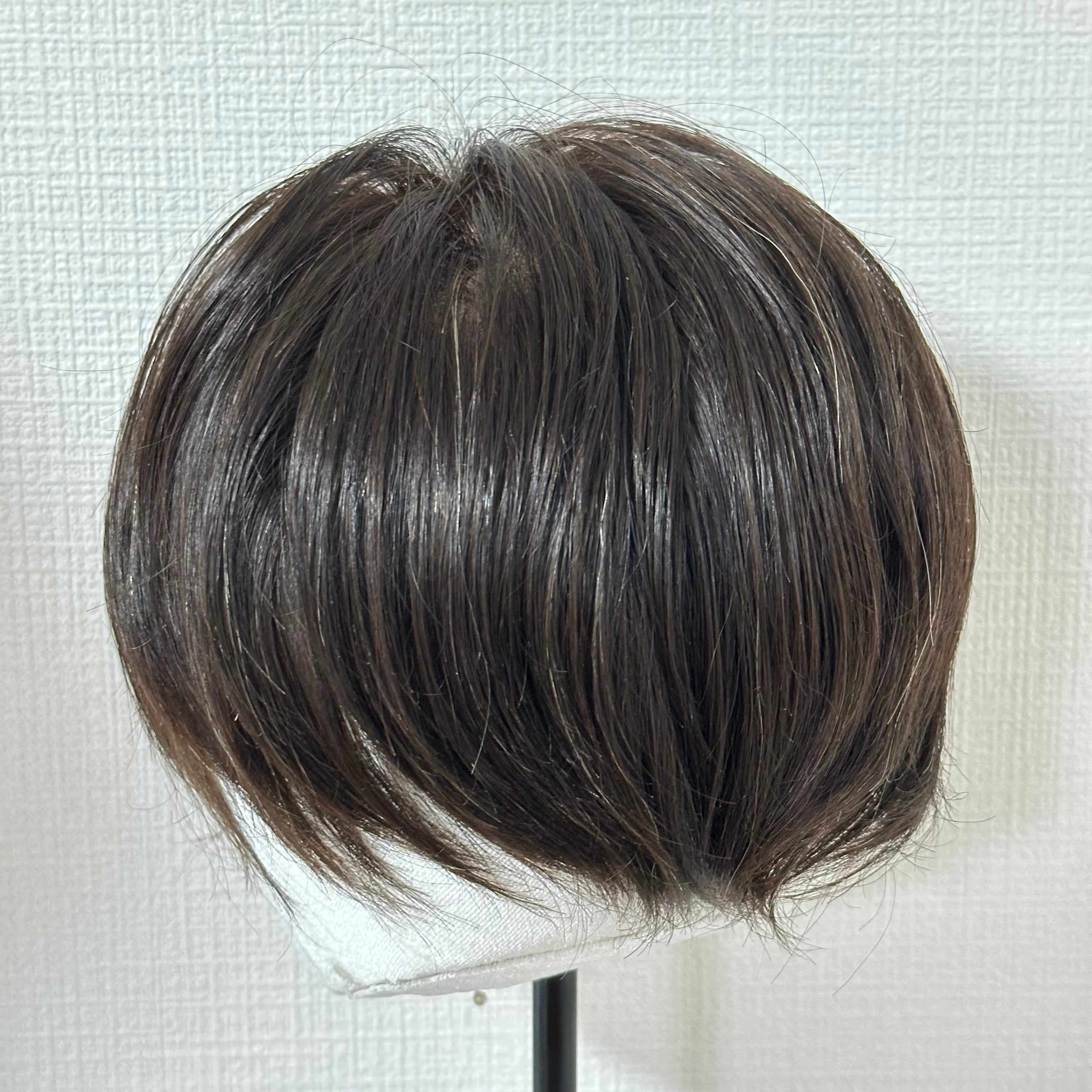 メンズ 部分ウィッグ (百合子ワイヤー付き) 商品名:羽ピース ダークブラウン系白髪10％ 18×22cm カット済み レミー人毛100%
